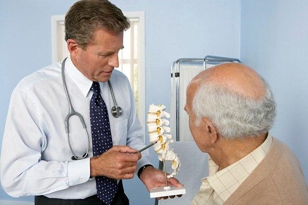Người già cần đi khám khi có dấu hiệu đau nhức xương khớp để có biện pháp điều trị kịp thời