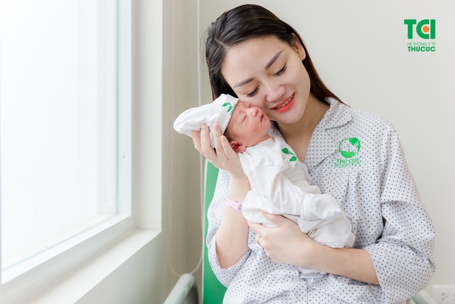Ca sĩ Ngô Phương Thúy đi sinh