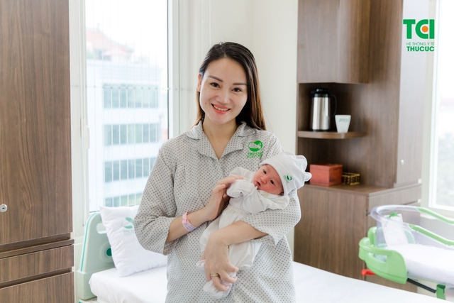 Ca sĩ Ngô Phương Thúy đi sinh