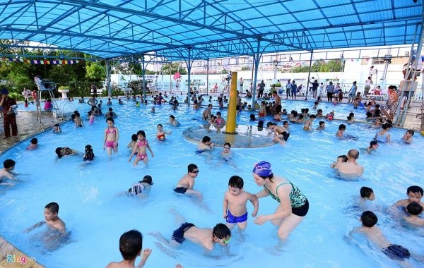 trẻ mắc nhiều bệnh từ bơi lội