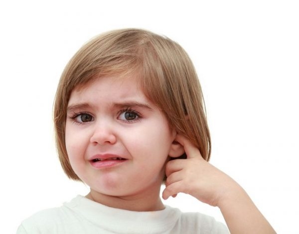 trẻ bị viêm tai giữa do bơi lội