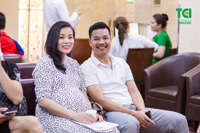 Cựu danh thủ &#8211; Bình luận viên bóng đá Phạm Như Thuần đưa vợ đi khám thai