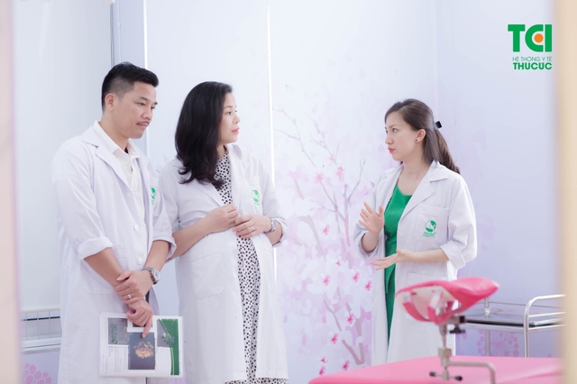 Cựu danh thủ &#8211; Bình luận viên bóng đá Phạm Như Thuần đưa vợ đi khám thai