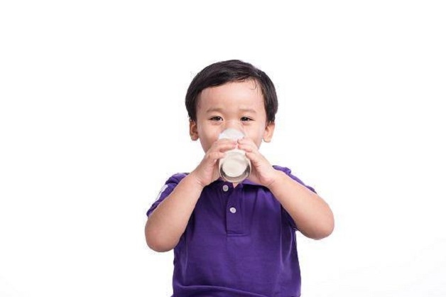 Trẻ uống nhiều sữa có thể dẫn đến thiếu máu