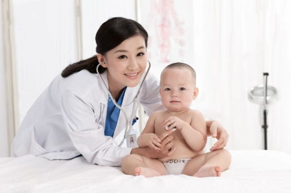 sử dụng kem bôi da có chứa corticoid cho bé có sao không