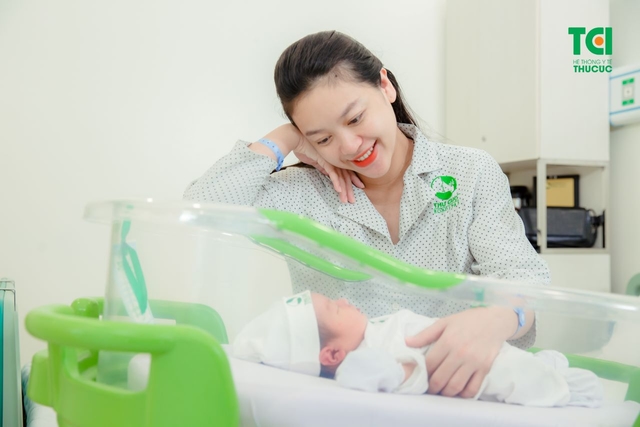 Người mẫu ảnh Mạnh Khánh Chi đi sinh