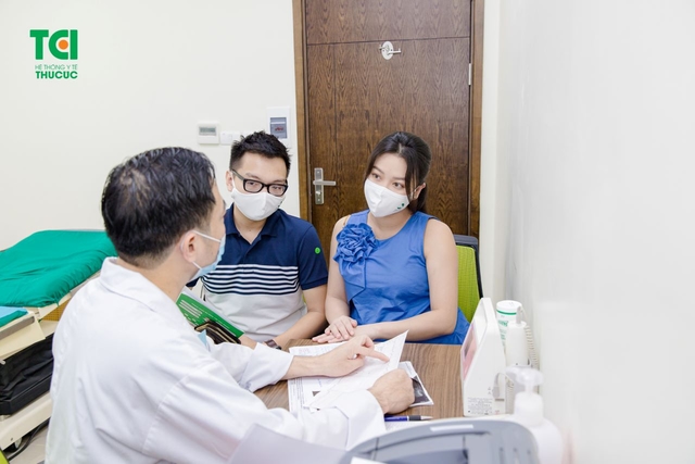 Người mẫu ảnh Mạnh Khánh Chi đi khám thai