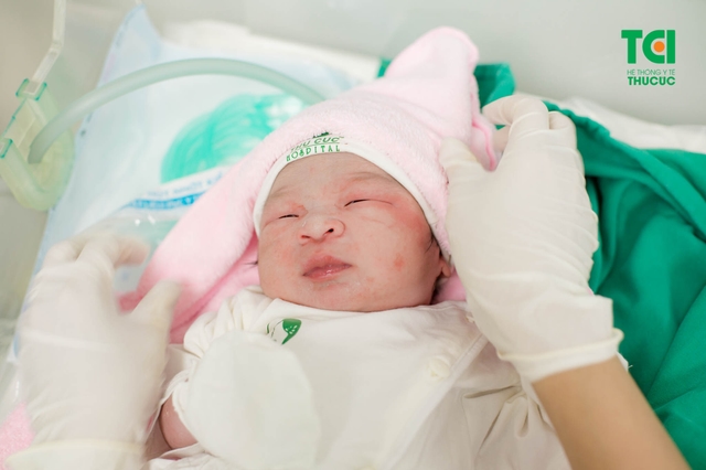 Gia đình Diễn viên Trung Ruồi đón bé yêu chào đời