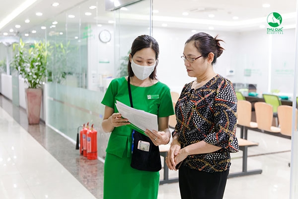 Cô Hiền và nhân viên y tế
