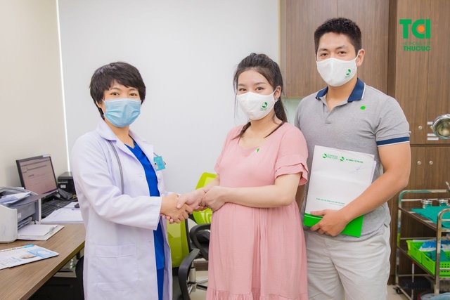 Diễn viên Nguyễn Mỹ Linh đi khám thai