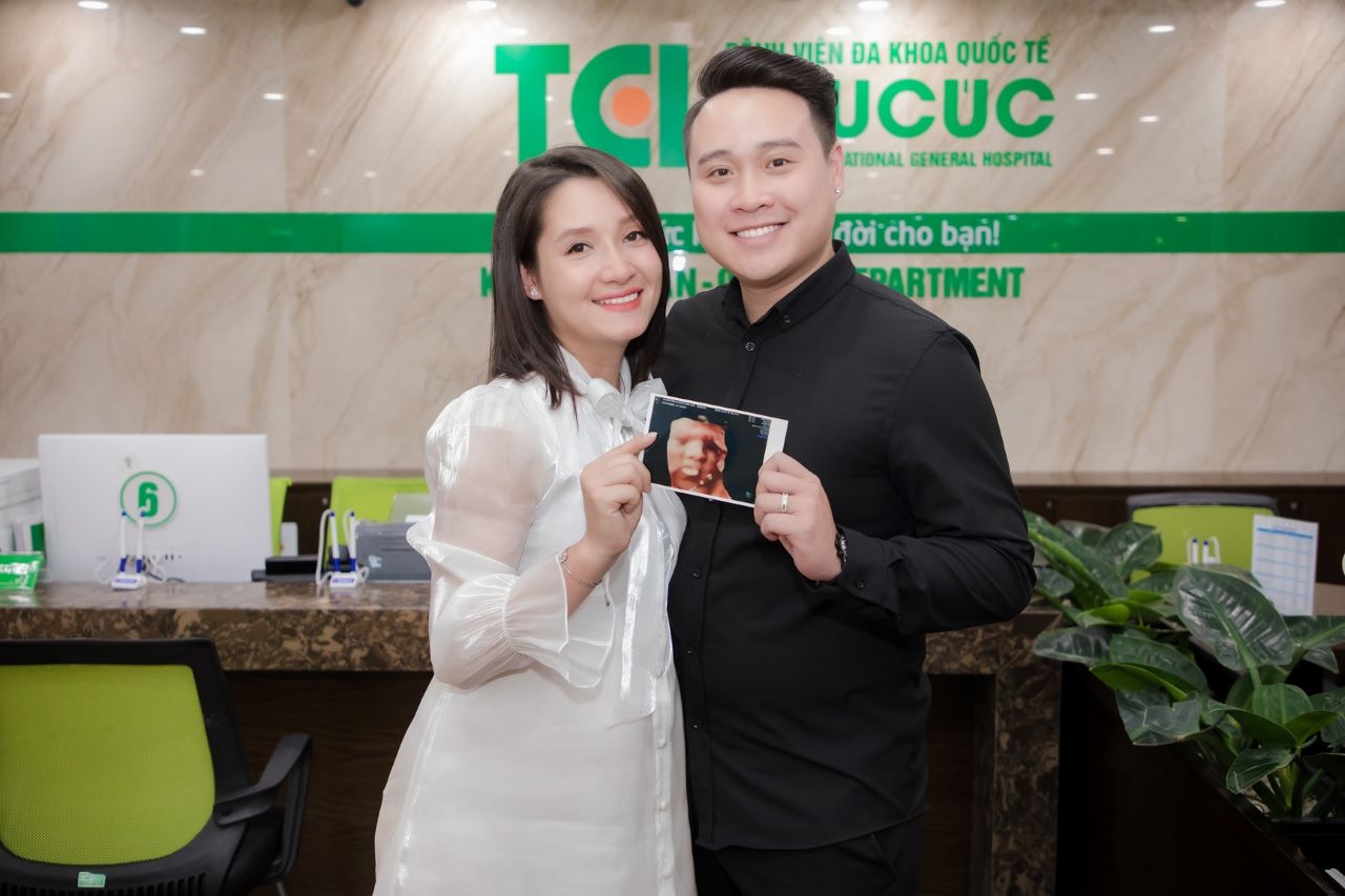 Diễn viên Trịnh Khánh Linh đi khám thai 36 tuần