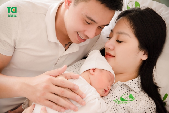 Ca sĩ Đông Hùng Cùng vợ đi sinh
