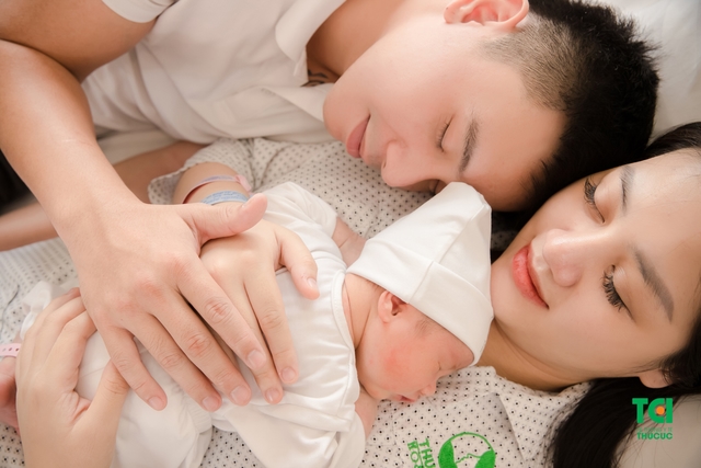 Ca sĩ Đông Hùng Cùng vợ đi sinh