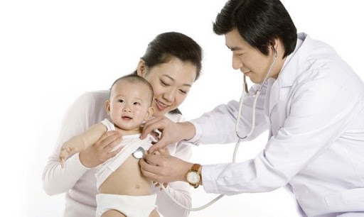Trẻ dưới 2 tuổi đi khám sức khỏe trẻ em cần tuân theo chỉ dẫn thời điểm của bác sĩ