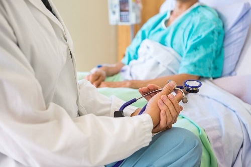 Theo dõi sát bệnh nhân trong và sau phẫu thuật nội soi sau phúc mạc lấy sỏi niệu quản nhằm phát hiện những biến chứng có thể ra để có biện pháp can thiệp kịp thời
