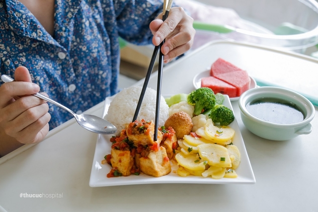 Sau sinh mổ kiêng ăn gì và nên ăn gì để nhanh hồi phục