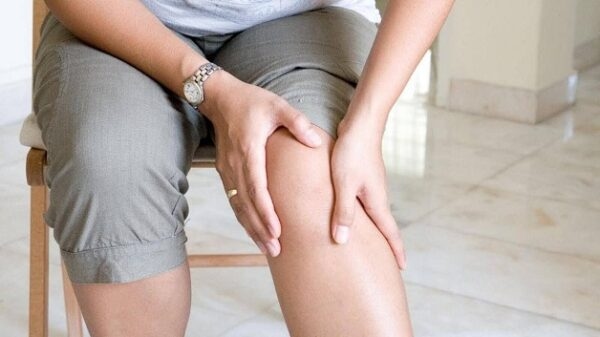 Thoái hóa khớp gối có thể do tuổi tác hoặc nhiều nguyên nhân