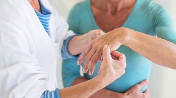Cần khám và điều trị kịp thời viêm khớp dạng thấp