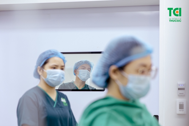 Diễn viên Mạnh Quân hồi hộp đưa vợ đi sinh vì vỡ ối sớm