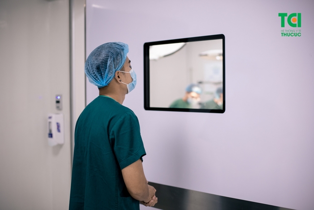 Diễn viên Mạnh Quân hồi hộp đưa vợ đi sinh vì vỡ ối sớm
