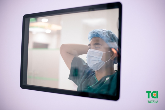 Diễn viên Mạnh Quân hồi hộp đưa vợ đi sinh vì vỡ ối sớm