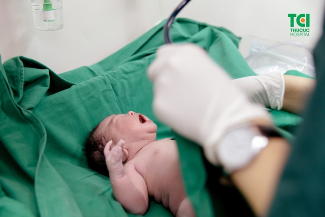Diễn viên Mạnh Quân hồi hộp đưa vợ đi sinh vì vỡ ối sớm