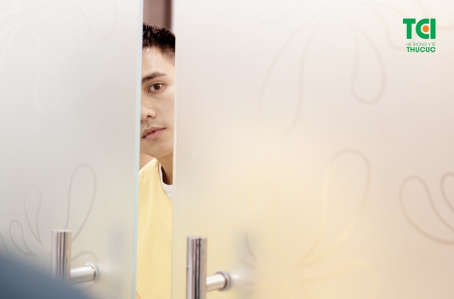 Diễn viên Mạnh Quân hồi hộp đưa vợ đi sinh vì vỡ ối sớm