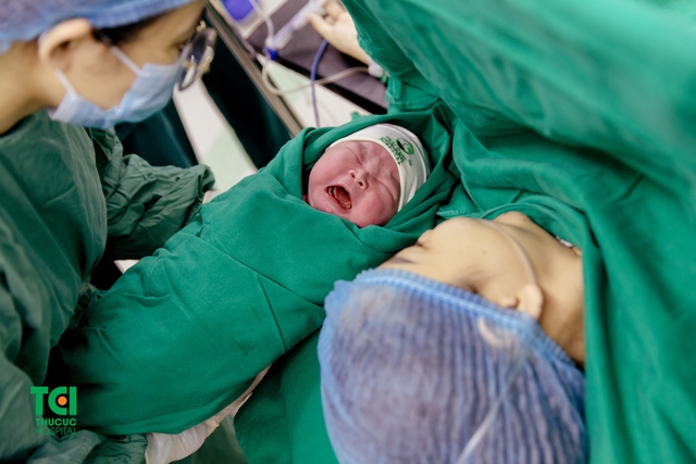 Diễn viên Mạnh Quân hồi hộp đưa vợ đi sinh vì vỡ ối sớm