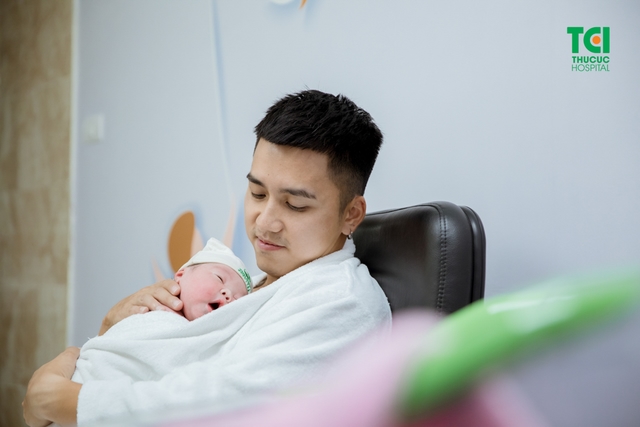 Diễn viên Mạnh Quân hồi hộp đưa vợ đi sinh vì vỡ ối sớm
