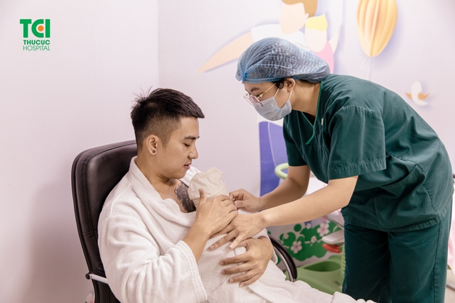 Diễn viên Mạnh Quân hồi hộp đưa vợ đi sinh vì vỡ ối sớm