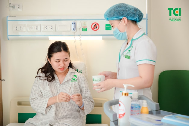 Sau khi mổ lấy sỏi, người bệnh cần nằm viện theo dõi sức khỏe từ 5-7 ngày