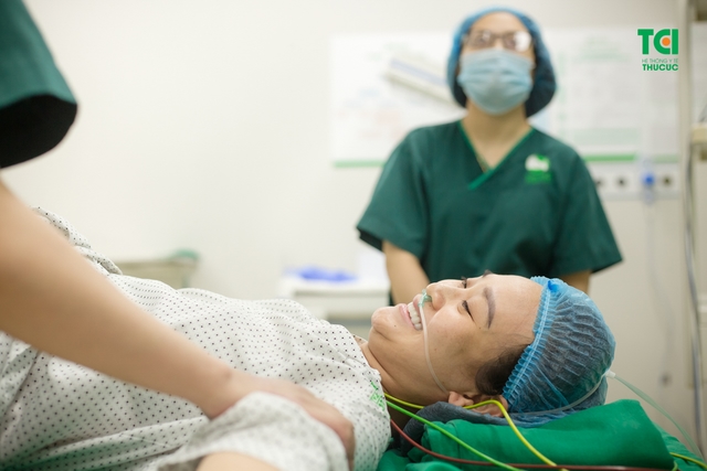 Cận cảnh ca mổ dây rốn thắt nút tại Bệnh viện Thu Cúc