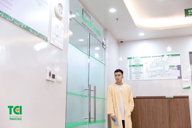 Diễn viên Mạnh Quân hồi hộp đưa vợ đi sinh vì vỡ ối sớm