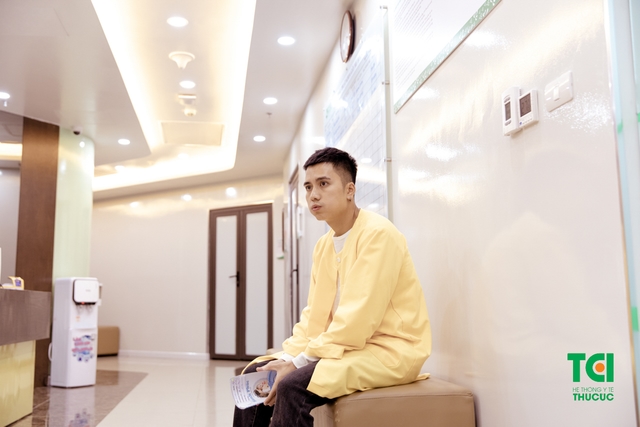 Diễn viên Mạnh Quân hồi hộp đưa vợ đi sinh vì vỡ ối sớm