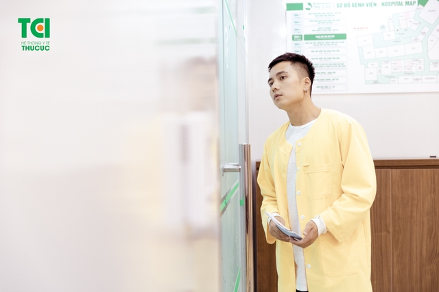 Diễn viên Mạnh Quân hồi hộp đưa vợ đi sinh vì vỡ ối sớm