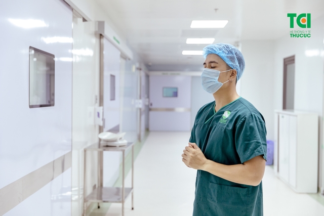 Diễn viên Mạnh Quân hồi hộp đưa vợ đi sinh vì vỡ ối sớm