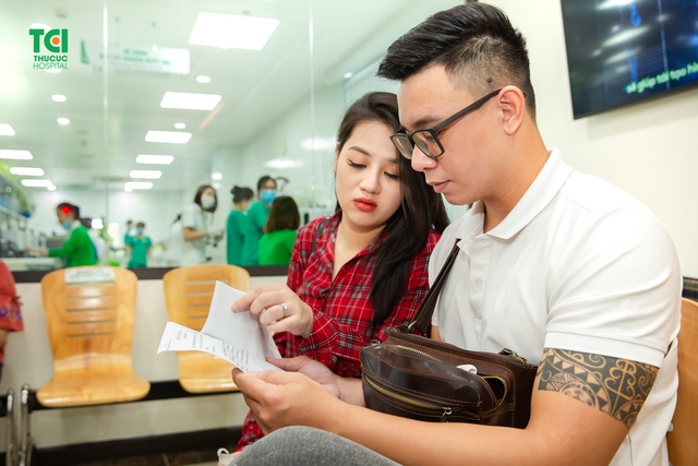 Ca sĩ Đông Hùng đưa vợ đi khám thai