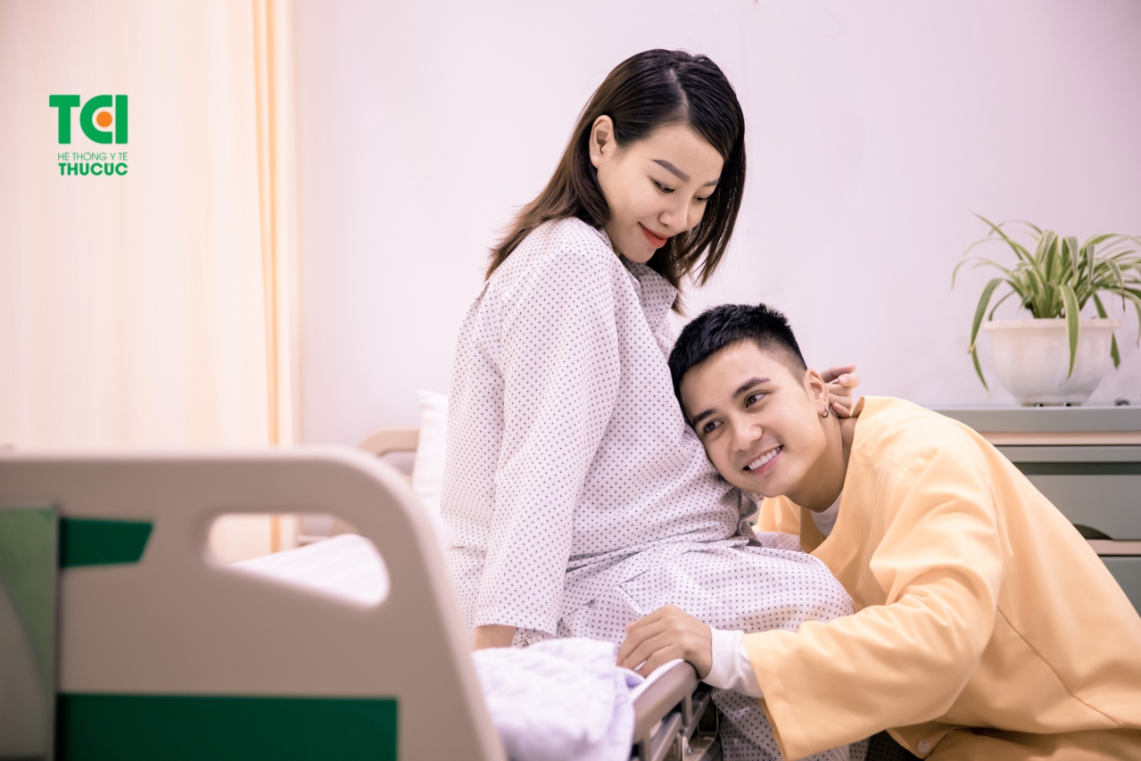 Diễn viên Mạnh Quân hồi hộp đưa vợ đi sinh vì vỡ ối sớm