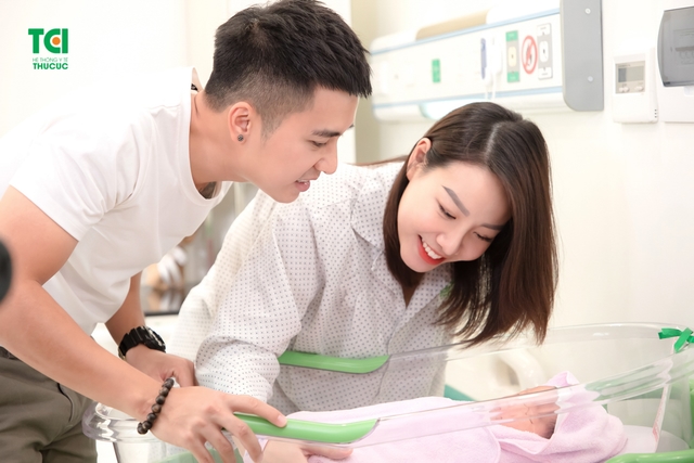 Diễn viên Mạnh Quân hồi hộp đưa vợ đi sinh vì vỡ ối sớm