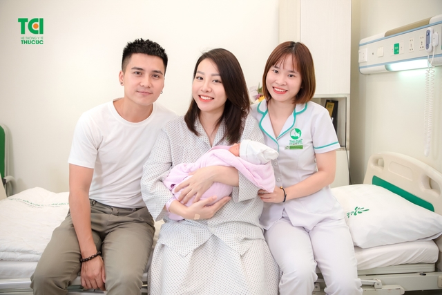 Diễn viên Mạnh Quân hồi hộp đưa vợ đi sinh vì vỡ ối sớm