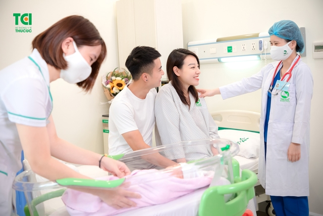Diễn viên Mạnh Quân hồi hộp đưa vợ đi sinh vì vỡ ối sớm