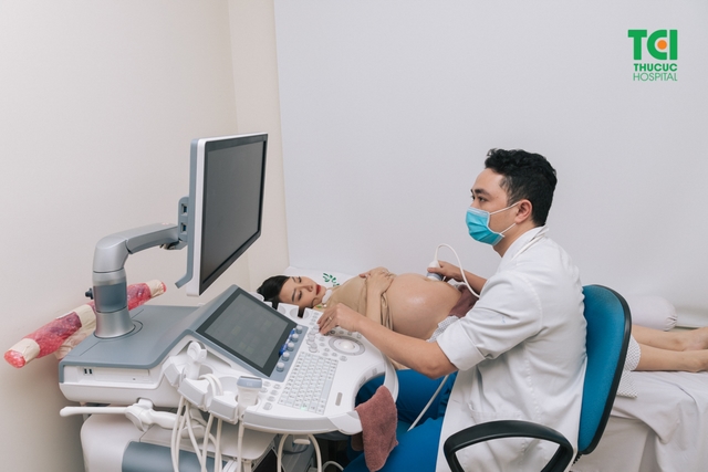 Diễn viên Mạnh Quân đưa vợ đi khám thai