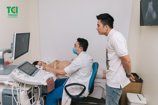 Diễn viên Mạnh Quân đưa vợ đi khám thai