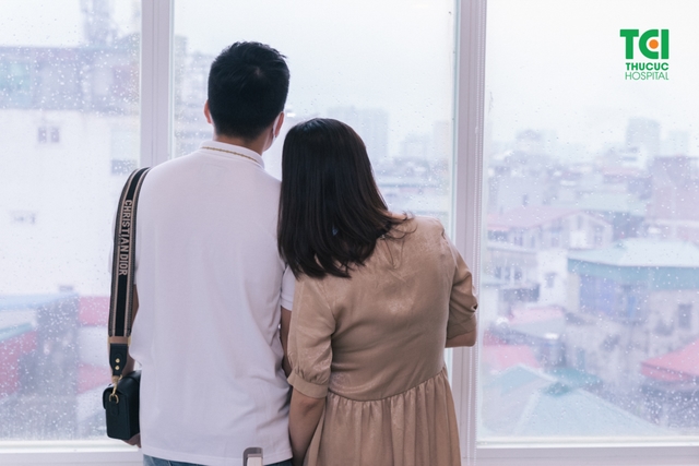 Diễn viên Mạnh Quân đưa vợ đi khám thai