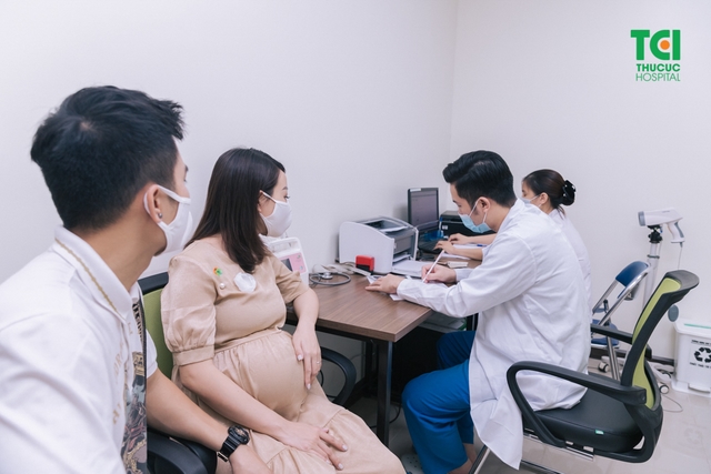 Diễn viên Mạnh Quân đưa vợ đi khám thai