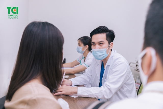 Diễn viên Mạnh Quân đưa vợ đi khám thai