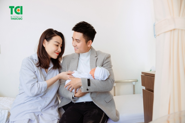 Diễn viên Mạnh Quân hồi hộp đưa vợ đi sinh vì vỡ ối sớm