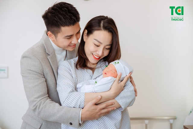 Diễn viên Mạnh Quân hồi hộp đưa vợ đi sinh vì vỡ ối sớm