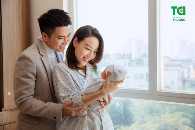 Diễn viên Mạnh Quân hồi hộp đưa vợ đi sinh vì vỡ ối sớm