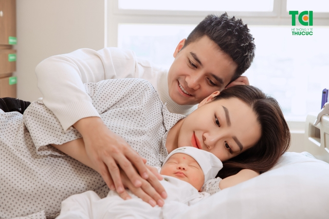Diễn viên Mạnh Quân hồi hộp đưa vợ đi sinh vì vỡ ối sớm
